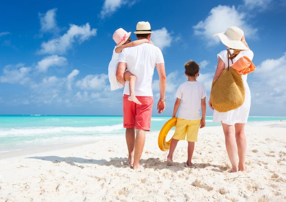 Family enjoying Transend Rewards trip on the beach